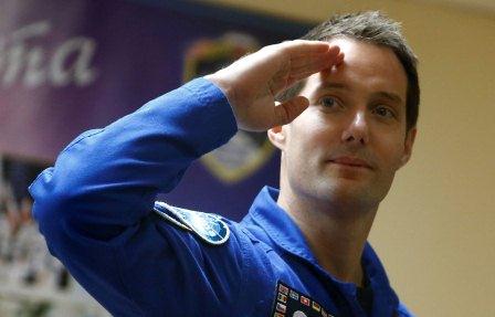 L astronaute thomas pesquet s est amarre a la station spatiale internationale